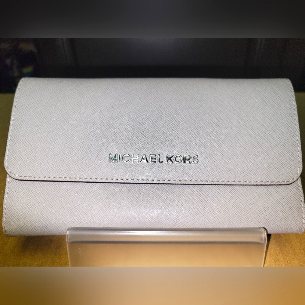 NWOT 😍 Michael Kors trifold silver/gray wallet